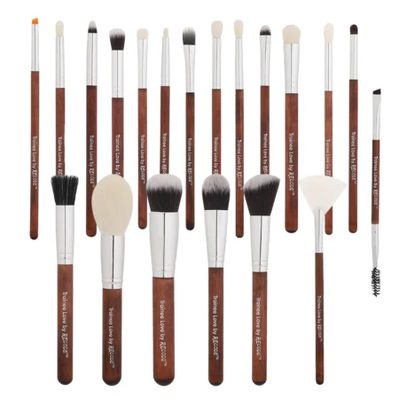 Shop the Recode Brush Set 20 Trainee Love, a 20-piece makeup brush set with soft synthetic bristles for flawless face and eye makeup. Perfect for beginners and professionals.